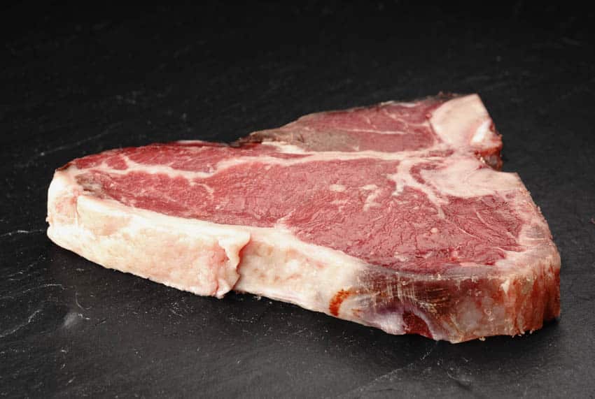 Deutsches Dry Aged Färsen Rinder TBone Steak Tellermitte