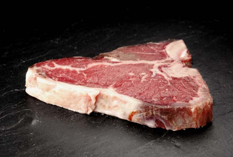 Deutsches Dry Aged Färsen Rinder TBone Steak Tellermitte