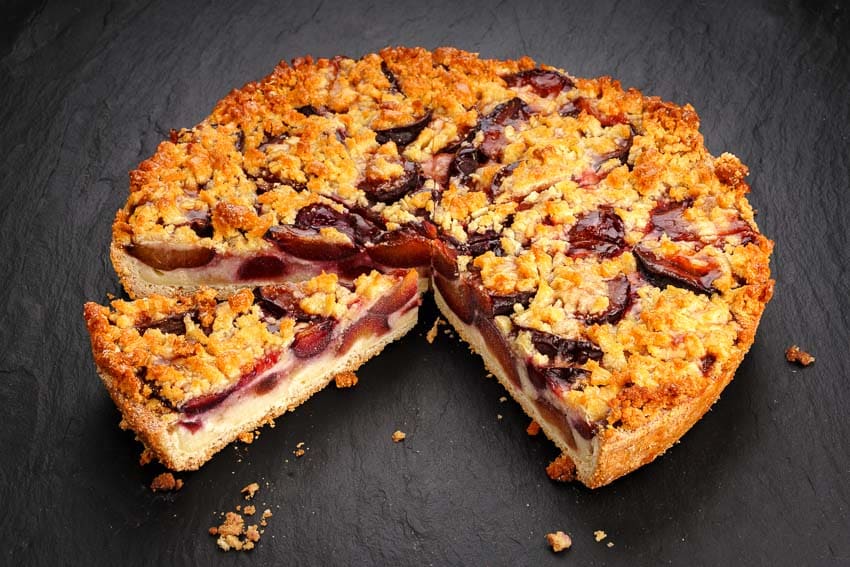 Pfalzgraf Zwetschgenkuchen mit Butterstreuseln, 12 Portionen vorgeschnitten, einzeln entnehmbar